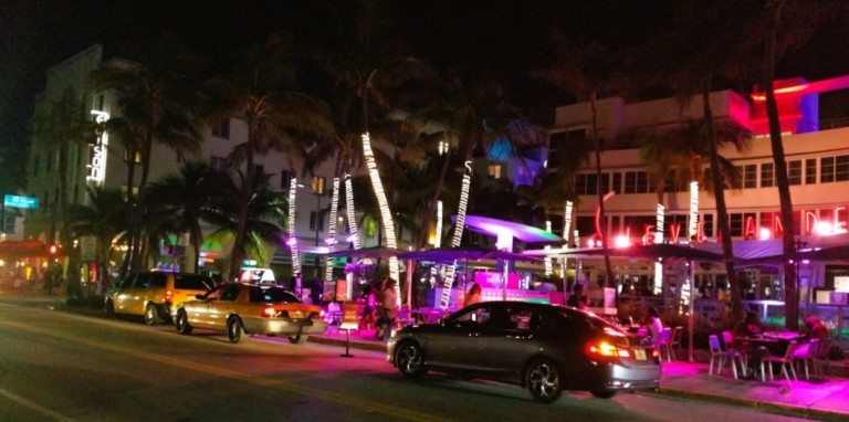 La ville la nuit a Ocean Drive