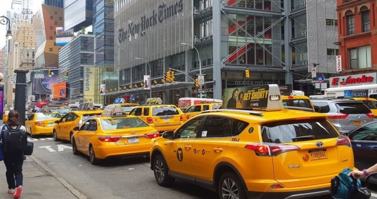 Embouteillage de taxis jaunes a Manhattan 
