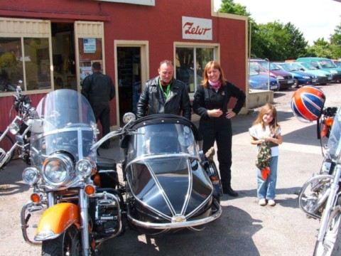 Famile de parisien en Side car