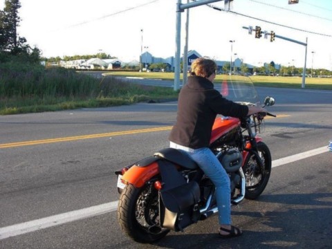 fille en sporster sans casque dans le Maine