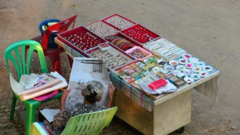 Commerçant autour du pont.