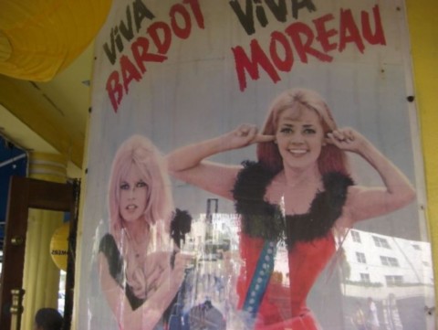 Bardot et Moreau dans un bar de la ville