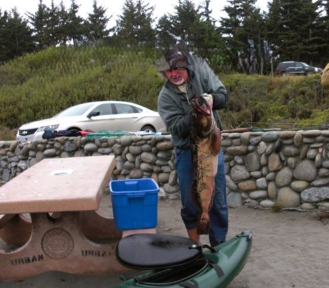 Pêcheur en kayak ramène un gros mérou.