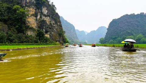 Baie d'Halong terrestre en barques
