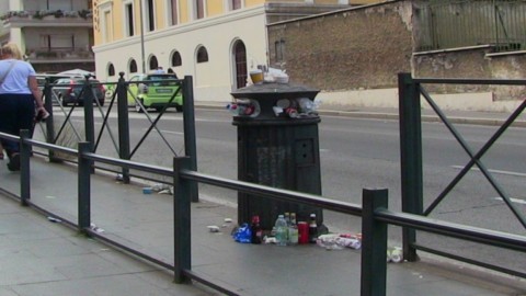 Poubelles de Rome débordantes de déchets