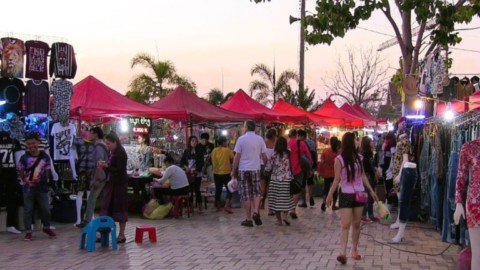 Marché de nuit au bord du Mekong.