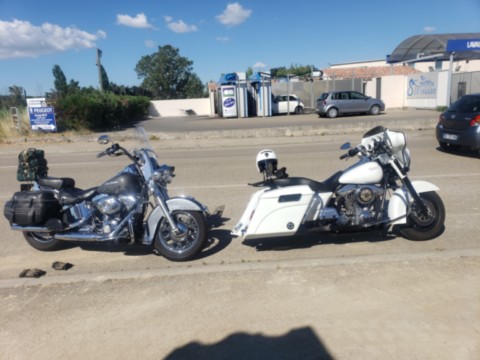 Harley Sotail héritage et Electra Glide modifiée.