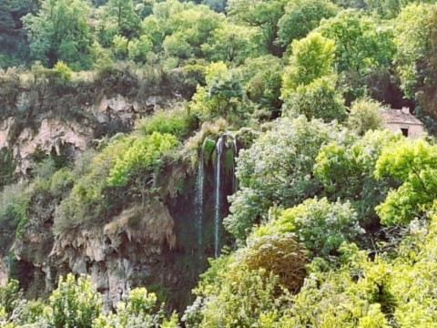 Creisseils et sa cascade.