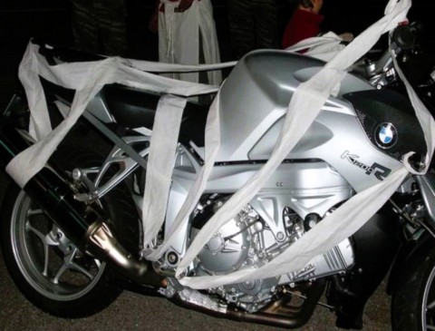 Moto BMW empaqueter avec papier hygiènique.