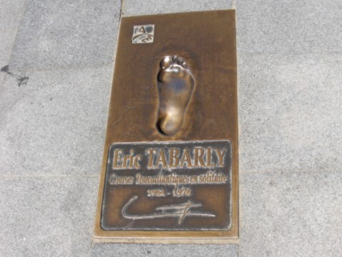 Plaque pied d'Eric Tabarly