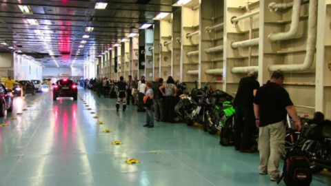 Embarquement motos en ferry