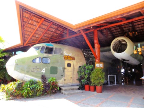 Avion rescapé de la jungle en restaurant.