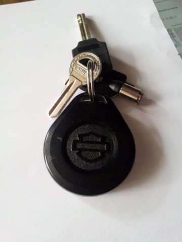 Changement des piles sur porte-clef Harley