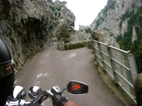 la route se resserre  inexorablement