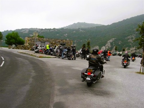 Quelques parkings existent.