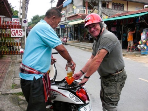 Faire le plein d'une Harley a Koh Samui