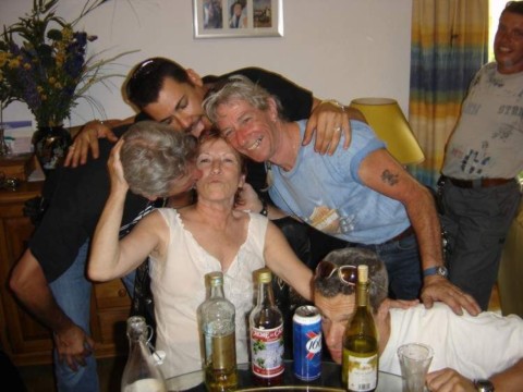 Amis attendent la malade
