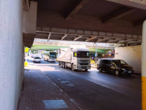 Accident PL sous un pont hauteur en cause