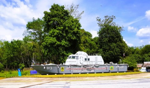 Bateau de la police échoué