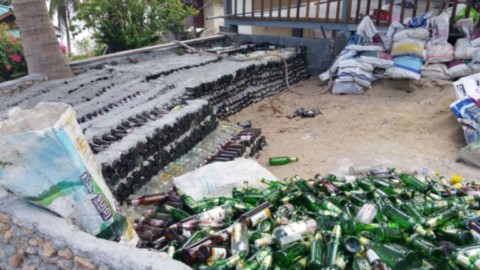 Canettes transformées en terrasse