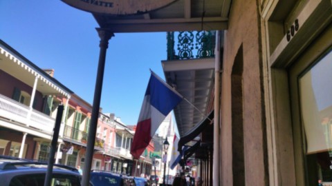 Quartier français avec drapeau