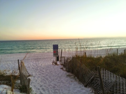 Plage de la ville de Destin le soir