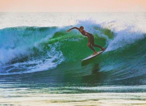 Noa en planche de surf