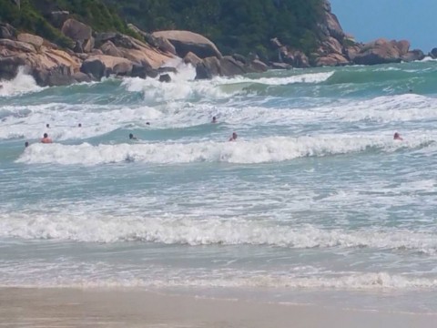 Plage de Haad Rin bien fréquentée