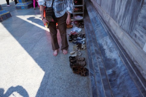 on se déchausse avant d'entrer dans un temple