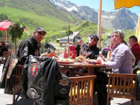 Amis a table dans les <pyrénées