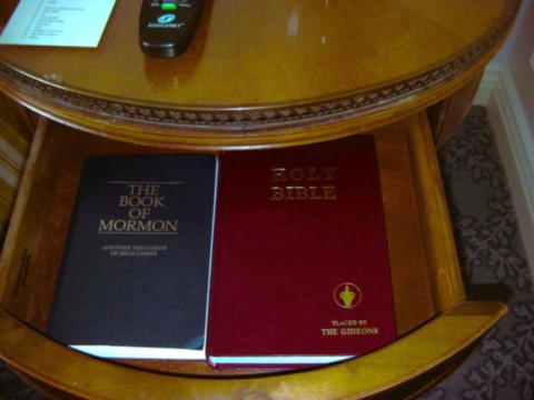 Bible des mormons en table de nuit.