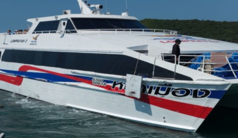 Catamaran de transfert entre îles.