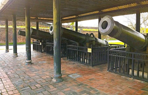 Canons de Hué.